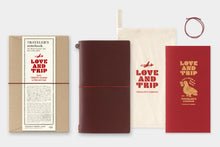 Laden Sie das Bild in den Galerie-Viewer, TRAVELER‘S COMPANY – LOVE AND TRIP - Traveler‘s Notebook Regular rot