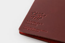 Laden Sie das Bild in den Galerie-Viewer, TRAVELER‘S COMPANY – LOVE AND TRIP - Traveler‘s Notebook Regular rot