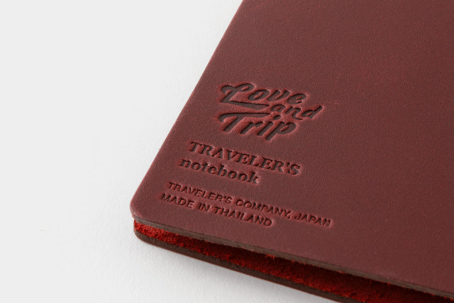 TRAVELER‘S COMPANY – LOVE AND TRIP - Traveler‘s Notebook Regular rot