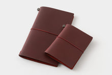 Laden Sie das Bild in den Galerie-Viewer, TRAVELER‘S COMPANY – LOVE AND TRIP - Traveler‘s Notebook Regular rot