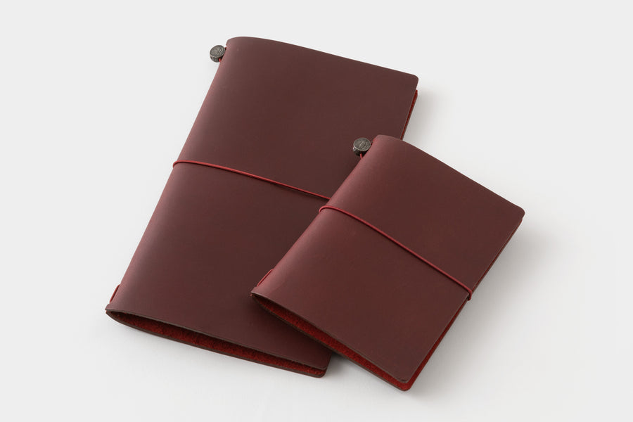 TRAVELER‘S COMPANY – LOVE AND TRIP - Traveler‘s Notebook Regular rot