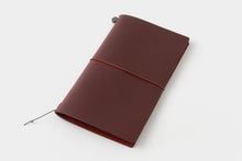 Laden Sie das Bild in den Galerie-Viewer, TRAVELER‘S COMPANY – LOVE AND TRIP - Traveler‘s Notebook Regular rot