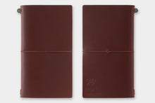 Laden Sie das Bild in den Galerie-Viewer, TRAVELER‘S COMPANY – LOVE AND TRIP - Traveler‘s Notebook Regular rot