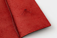 Laden Sie das Bild in den Galerie-Viewer, TRAVELER‘S COMPANY – LOVE AND TRIP - Traveler‘s Notebook Regular rot
