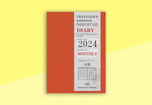 Laden Sie das Bild in den Galerie-Viewer, TRAVELER&#39;S COMPANY - Traveler&#39;s Notebook Passport - Refill - 2024 Monatsplaner