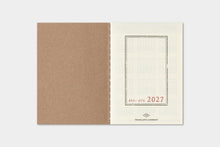 Laden Sie das Bild in den Galerie-Viewer, TRAVELER'S COMPANY - Traveler's Notebook Passport - 2027 Wochenplaner 