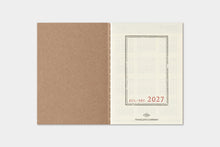 Laden Sie das Bild in den Galerie-Viewer, TRAVELER'S COMPANY - Traveler's Notebook Passport - 2027 Wochenplaner 