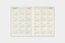 Laden Sie das Bild in den Galerie-Viewer, TRAVELER'S COMPANY - Traveler's Notebook Passport - 2027 Wochenplaner 