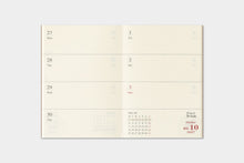 Laden Sie das Bild in den Galerie-Viewer, TRAVELER'S COMPANY - Traveler's Notebook Passport - 2027 Wochenplaner 