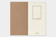 Laden Sie das Bild in den Galerie-Viewer, TRAVELER’S COMPANY - Traveler’s Notebook Regular – 2027 Notiz- + Wochenkalender