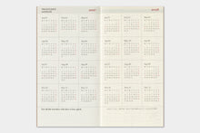 Laden Sie das Bild in den Galerie-Viewer, TRAVELER’S COMPANY - Traveler’s Notebook Regular – 2027 Notiz- + Wochenkalender