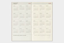 Laden Sie das Bild in den Galerie-Viewer, TRAVELER’S COMPANY - Traveler’s Notebook Regular – 2027 Notiz- + Wochenkalender