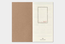 Laden Sie das Bild in den Galerie-Viewer, TRAVELER'S COMPANY - Traveler's Notebook Regular - 2027 vertikales Wochenalender