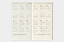Laden Sie das Bild in den Galerie-Viewer, TRAVELER'S COMPANY - Traveler's Notebook Regular - 2027 vertikales Wochenalender