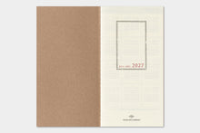 Laden Sie das Bild in den Galerie-Viewer, TRAVELER'S COMPANY - Traveler's Notebook Regular - 2027 vertikales Wochenalender