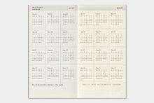 Laden Sie das Bild in den Galerie-Viewer, TRAVELER'S COMPANY - Traveler's Notebook Regular - 2027 vertikales Wochenalender
