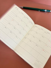 Laden Sie das Bild in den Galerie-Viewer, HIGHTIDE - NÄHE - Monatskalender 2024 - Quadratisch - Khaki