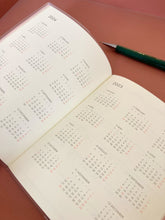Laden Sie das Bild in den Galerie-Viewer, HIGHTIDE - NÄHE - Monatskalender 2024 - Quadratisch - Khaki