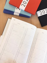 Laden Sie das Bild in den Galerie-Viewer, CARTA PURA - Kalender 2024 - Tsumugi Groß - Rot