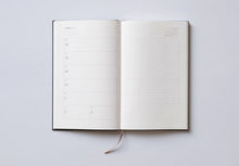 Laden Sie das Bild in den Galerie-Viewer, PAPIERNICZENI - Copper 2024 Kalender - Grafit