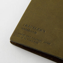 Laden Sie das Bild in den Galerie-Viewer, TRAVELER&#39;S COMPANY - Traveler&#39;s Notebook Regular - Olivgrün
