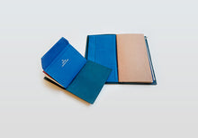 Laden Sie das Bild in den Galerie-Viewer, TRAVELER&#39;S FACTORY - Papier-Stoff-Reißverschluss  Passport Format - Blau