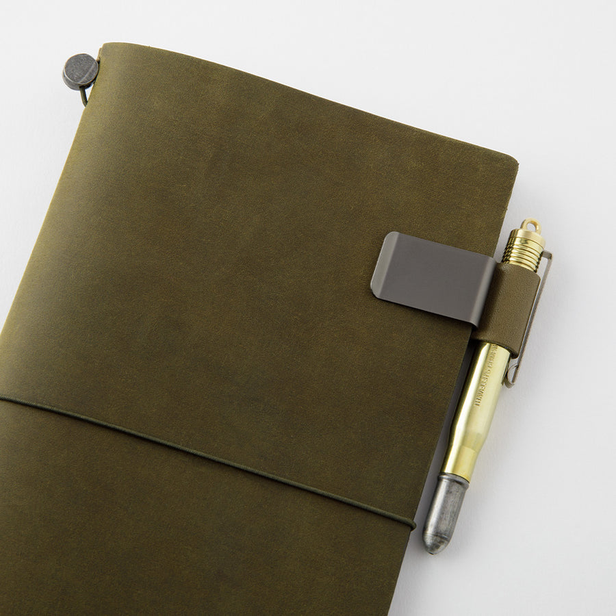 TRAVELER'S COMPANY – 016 Pen Holder (M) - olive