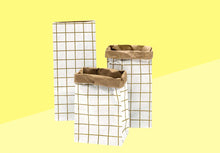 Laden Sie das Bild in den Galerie-Viewer, PAPER POETRY - Kraftpapier Taschen - Gold / Weiß